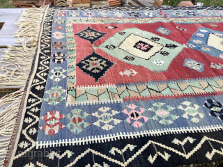 Obruk kilim, Central Anatolia, Turkey.
Size is cm 134x184 + fringes
Age is mid 20th century
In good condition
Very sweet and decorative
Ready to display/use
Reasonably priced
DM or carlokocman@gmail.com         