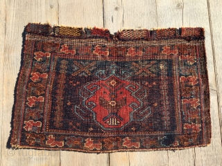 Antique Afshar rug panel. Probably a bag front. Cm 29x51. End 19th century. Iconic. Emblematic. Totemic. The Afshar were really creative artists. And prolific. Every work is almost always a misterious work  ...