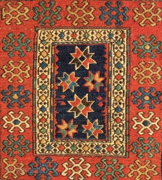 Shahsavan sumack bag face. Cm 54x60. Great pattern, great age, great colors. Lovely center with dark blue background, the ceiling of nomads. Well drawn, well proportioned, well preserved.     