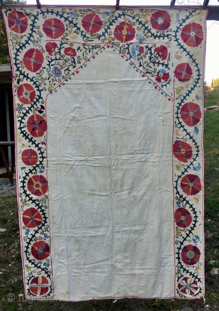 Suzani Kapunuk. 
Cm 142x216. 
Late 19th or early 20th century. 
Silk on cotton. 
Wonderful natural colors. 
Great workmanship. 
In good condition. 
Some black stitches are oxidized as you can see from the  ...