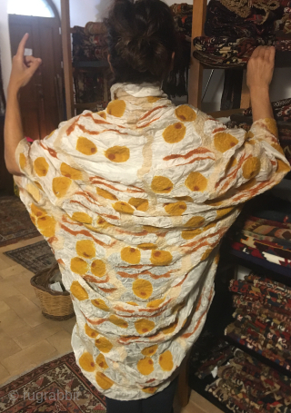 Chintamani felt on silk Sultan robe. 
Pattern with repeating tiger stripe and Chintamani. 
Moire photos and interesting infos on rq.
If interested please send a message here: carlokocman@gmail.com