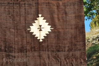Navajo? Nooo. It's a Siirt goat hair blanket from Eastern Anatolia. Cm 160x110 ca. First half 20th century. Cotton, sheep wool and goat hair. In good condition. Looks like a modern painting,  ...