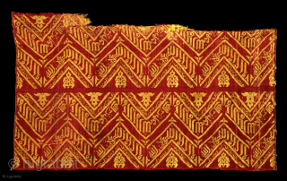 Hurry up. Only 2 left!
These are the last two textiles available at a great price:

Qaba inner lining protective cover textile. Cm 45x50 ca. Contemporary silk hand loomed Islamic wonder. Apparently the red  ...