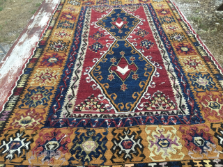 Getting wed? 
Need a wedding present? 
Here you are!

Wonderful Yahyali Kilim 
Wonderful natural deep saturated colors 
Wonderful two med pattern...wedding Present? 
Wonderful condition  

Beautiful Yahyali kilim, Central Anatolia. Turkey. 
Cm 105x175.  ...