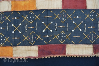 Kuba n'tchak, loin cloth in raffia. Cm 50x340. For once an early piece, beginning 20th century. Sold legally after came out of a Belgian museum. In great condition. . --- This is  ...