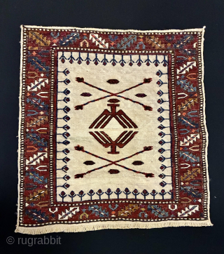 What is this?......asked a friend collector. Frankly would not know exactly.
Is it heraldic? Iconic? a message?
Imho it's from Azerbaijan, north of Baku, Shirwan area, Khyzy most probably. Let's stick to ...