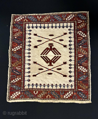 What is this?......asked a friend collector. Frankly would not know exactly.
Is it heraldic? Iconic? a message?
Imho it's from Azerbaijan, north of Baku, Shirwan area, Khyzy most probably. Let's stick to ...