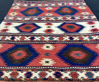 Shahsavan sumack/flat weave, storage bag/cuval face.
Cm 79x97
Datable to the end of the 19th century.
Wonderful natural colors.
Madder red, indigo blue, white is wool.
3 main flat weave strips and ...