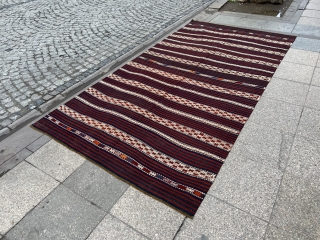 5'1'' x 9'10'' / 155cm x 300cm An antique Turkish kilim from western Anatolia, Bergama town.


https://www.instagram.com/carpetusrugs/                 