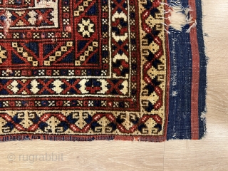 3'6'' x 4'6'' / 107cm x 137cm An antique Bergama rug with unsuaul central design from western Anatolia. 

https://www.instagram.com/carpetusrugs/              