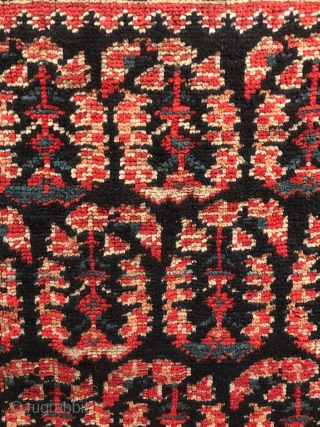 A charming Persian Shiraz bag face. 29 in (73.5 cm) x 32.5 in (82.5 cm) Excellent condition, all natural dyes, rich color, full pile. Additional images available upon request. Place take a  ...