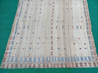 a great sofra rug made of camel wool from sivas area
120-150 years old and natural colors fine condition.
Size=360x150 cm              