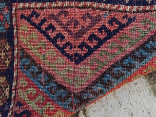 Antique small rug
estimated 75x80 cm                            