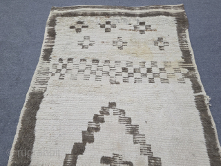 Primitive design, late 19th century, Hasan Dağı tulle carpet from the Niğde region.
Size:102*236 cm
Please contact salaberina@gmail.com
