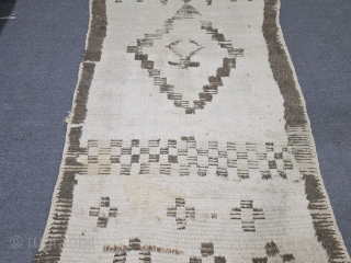 Primitive design, late 19th century, Hasan Dağı tulle carpet from the Niğde region.
Size:102*236 cm
Please contact salaberina@gmail.com