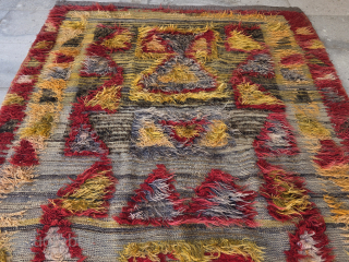 Anatolian Tulle Angoru rug with primitive motifs
Size:230x127 cm
Please contact salaberina@gmail.com