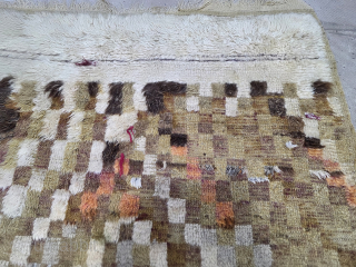 A different design Anatolian Niğde Koyunlu Village Shepherd rug
Size:4.0x8'10 ft 270x123 cm
Please Email:salaberinaQgmail.com                    
