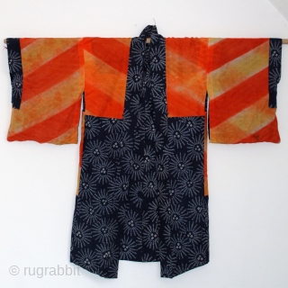 Antique Japanese haori, all silk dyed with indigo, shibori. The lining probably dyed with saffron, Benibana,an old Japanese dying method.
Except a very small hole in the lining, see the picture, very good  ...