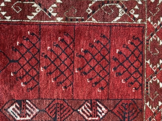 Antique Turkmen rug, 220x165cm, great saturated, glowing colours, glossy wool, warps and selvedges goat hair. In need for a stretching, otherwise very good condition, good pile Last picture is taken in sunlight.
Please  ...