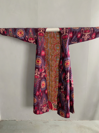 Ravishing is a word to use advisedly but this surely fits the bill. The all silk shahin ikat robe is lined with a part cotton abr / abrbandi ikat and a paisley  ...