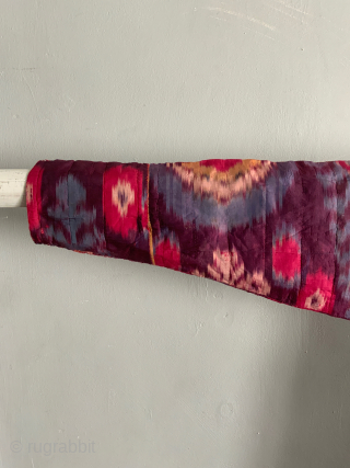 Ravishing is a word to use advisedly but this surely fits the bill. The all silk shahin ikat robe is lined with a part cotton abr / abrbandi ikat and a paisley  ...