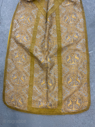 French gothic style antique chasuable

Ceremonial clothing in silk brocade with gilt bands
On a Byzantinme theme. As seen here modeled by the Bishop of Stroud.
mid 19th cent

Ref • 17155

Shipping INCLUDED    