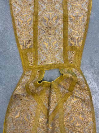 French gothic style antique chasuable

Ceremonial clothing in silk brocade with gilt bands
On a Byzantinme theme. As seen here modeled by the Bishop of Stroud.
mid 19th cent

Ref • 17155

Shipping INCLUDED    