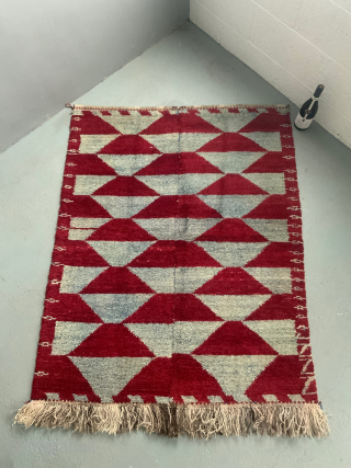 Turkish Obruk looped pile vintage Çeki Tülü rug (148 x 117cm)// 4ft 10" x 3ft 9"

Tending to be light in weight Çeki Tülü rugs are made drawing the dyed yarn over a  ...