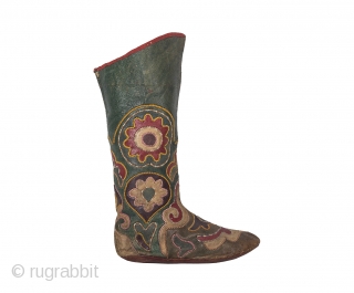 Kyrgyz Boots - late 19th C.

almost
length = 23.00 cm = 9.06"
height = 32.50 cm = 12.80"
width = 5.00 cm = 1.97"

boots-001            