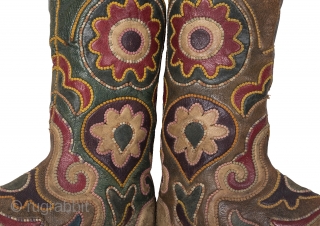 Kyrgyz Boots - late 19th C.

almost
length = 23.00 cm = 9.06"
height = 32.50 cm = 12.80"
width = 5.00 cm = 1.97"

boots-001            