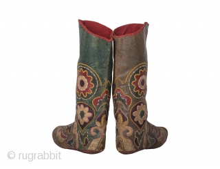 Kyrgyz Boots - late 19th C.

almost
length = 23.00 cm = 9.06"
height = 32.50 cm = 12.80"
width = 5.00 cm = 1.97"

boots-001            