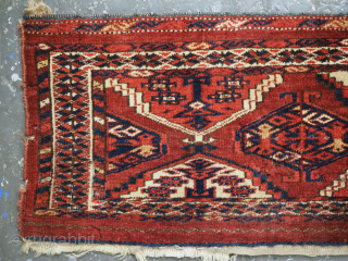 Antique Ersari Turkmen torba of scarce design, with a variation of the Chodor 'ertum' gul design to the central panel. Torba are shallow wall bags used mainly in tents or yurts for ...