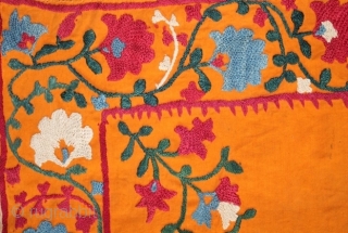 A excellent antique Uzbek embroidery, superb veg dyes colours and stitches. The size is 44cm by 57cm.
                