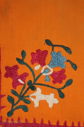 A excellent antique Uzbek embroidery, superb veg dyes colours and stitches. The size is 44cm by 57cm.
                