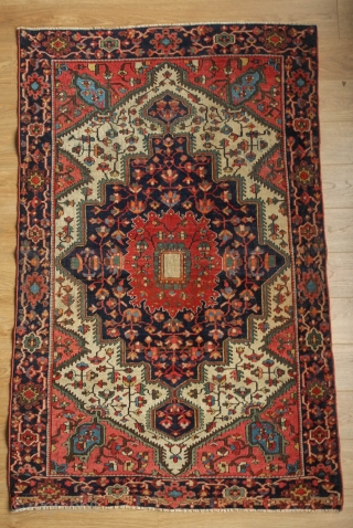 Malayer rug. Early 20th century. Great colors and sweet size.  Excellent composition. 
 Selvedges replaced. 99 x 157 cm             