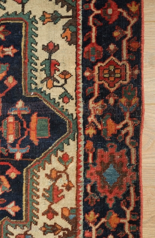 Malayer rug. Early 20th century. Great colors and sweet size.  Excellent composition. 
 Selvedges replaced. 99 x 157 cm             