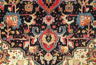 Feraghan rug, Late 19th/early 20th century. Extraordinary colors, crisp design and pashmina-like wool. In perfect condition.  135 x 195 cm
            