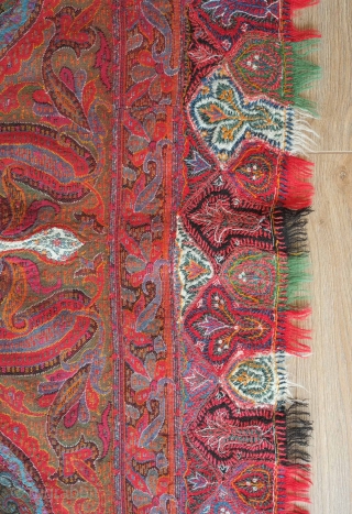 Kashmir shawl, late 19th century.  Perfect condition. It bears an insicription on the black wool center.  176 x 176 cm           