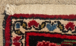 Hamadan,
20th Century,
Wool,
Mint, Very Lightly Used Condition,
60" X 43"

SOLD


                         