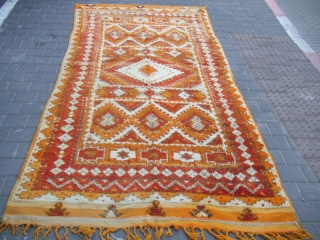 ANTIQUE MOROCCAN WOOL CARPET HAND MADE Size: 320 X 135 cm /125.9 X 53.1-inches Good luck to all

               