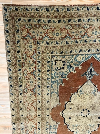 TABRIZ
MATERIAL:WOL AND SILK
SIZE:130*170
AGE:in 19 th                            