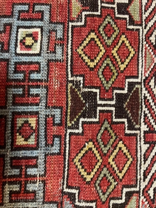 hand made traditional rug SHIRVAN 
SIZE:142*116
MATERIAL:WOL
AGE: 18 TH                         