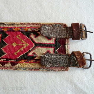 Uzbek Lakai Silk Embroidered Leather Belt with Pouch. This belt shows quite a bit of wear but it is still in good condition.
It measures 3" by 32"
      