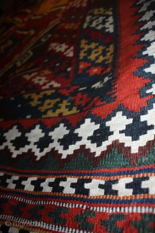 Gashgaï kilim, 19th century.
Arround 1,53 x 2,28 m
Great colors, very good condition (one tiny hole, few fringes are missing).
Please, ask for more informations and pictures.
        