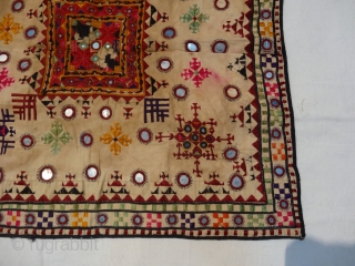 WEDDING SQUARE FROM SUTHAR GROUP OF THATPARKER SINDH PROVINCE PAKISTAH. 
ALSO SIMLIAR PIECE ARE FOUND FROM JAISALMER AND BHUJ REGION OF INDIA ON BORDER OF PAKISTAN. 
SILK FLOSS EMBROIDERY. VERY SIMILIAT WAY  ...