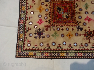 WEDDING SQUARE FROM SUTHAR GROUP OF THATPARKER SINDH PROVINCE PAKISTAH. 
ALSO SIMLIAR PIECE ARE FOUND FROM JAISALMER AND BHUJ REGION OF INDIA ON BORDER OF PAKISTAN. 
SILK FLOSS EMBROIDERY. VERY SIMILIAT WAY  ...