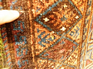 Timuri Prayer rug. Evidence of fuchsine. Moth damage and worn kink. Kelim ends nearly intact. Rear of carpet shown photos 6 & 8.

size: approx 4 ft x 3 ft    