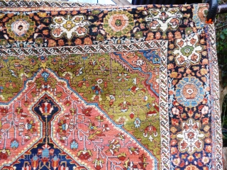 Feraghan Sarough Sarouk Josan - Great little carpet, lovely colours. Last photo unenhanced shows natural colours taken in mild sunlight.

Excellent usable condition, one tiny area showing foundation, see photo, otherwise pile is  ...