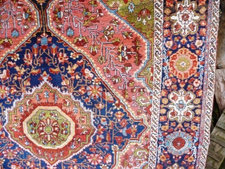 Feraghan Sarough Sarouk Josan - Great little carpet, lovely colours. Last photo unenhanced shows natural colours taken in mild sunlight.

Excellent usable condition, one tiny area showing foundation, see photo, otherwise pile is  ...