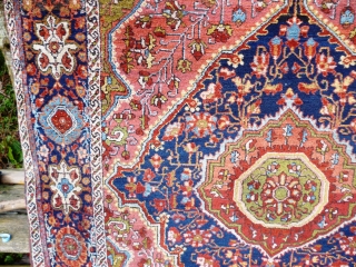 Feraghan Sarough Sarouk Josan - Great little carpet, lovely colours. Last photo unenhanced shows natural colours taken in mild sunlight.

Excellent usable condition, one tiny area showing foundation, see photo, otherwise pile is  ...